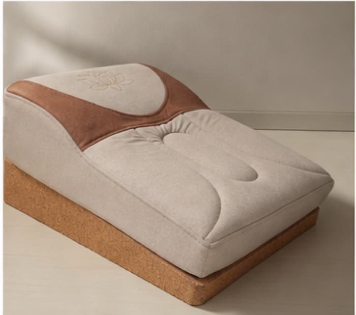 Side profile of the seat, the comfort layer ramping from a thin front edge to a raised rear crest